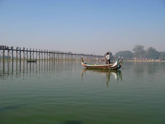 De boot op Taungthaman Lake, Amarapura