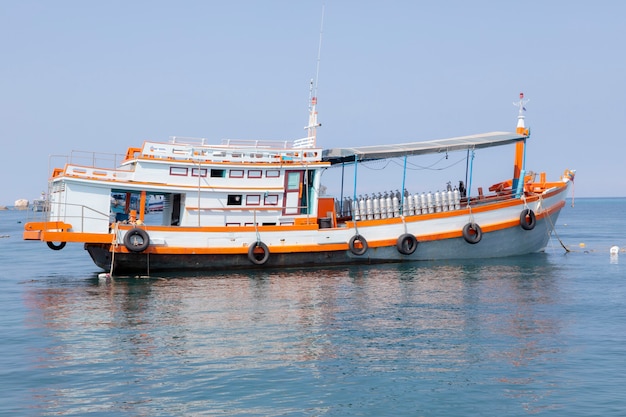 De boot van de duikreis in Thailand