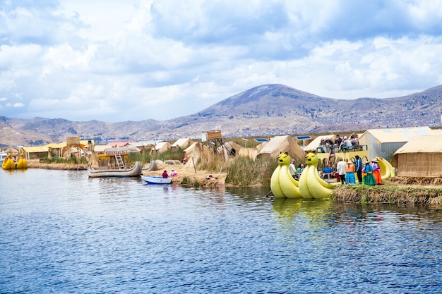 De boot van totora op het titicacameer in de buurt van puno, peru