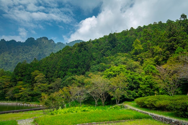 De bos- en bergmeren Mingchi Yilan County Taiwan is een beroemde toeristische attractie