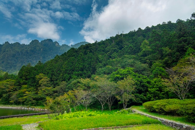 De bos- en bergmeren Mingchi Yilan County Taiwan is een beroemde toeristische attractie