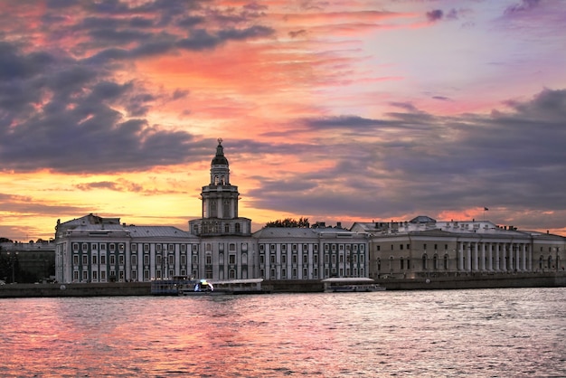 De bouw van Kunstkammer aan de rivier de Neva op een kleurrijke zonsondergang in St. Petersburgy