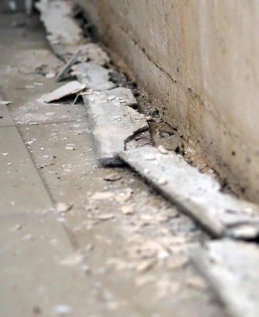 Foto de bouwmuur beschadigd door vocht en water water en vocht op de muren van het gebouw