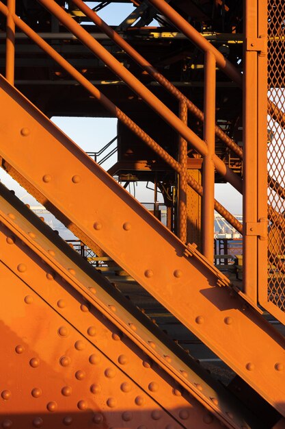 De Broadway-brug in Portland rood geverfd