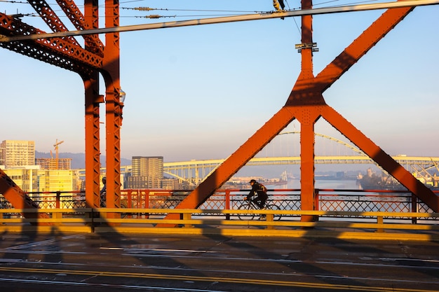 De Broadway-brug in Portland rood geverfd