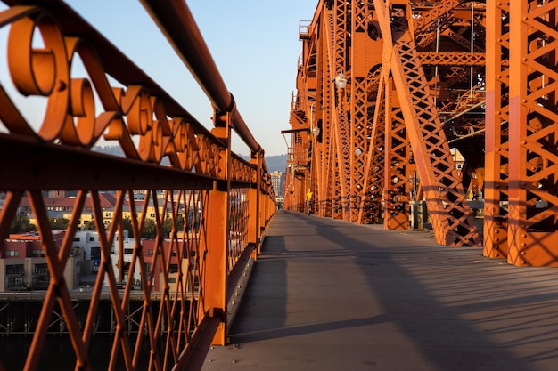 De broadway-brug in portland rood geverfd