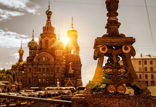 De brug bij de Kerk van de Verlosser op het Bloed in Sint-Petersburg