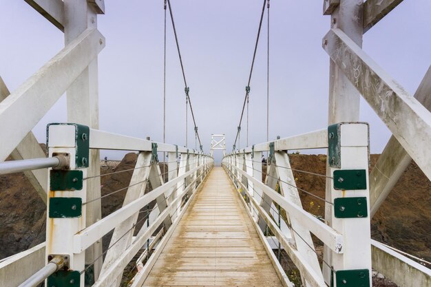 De brug bij Point Bonita Lighthouse op een mistige dag Marin Headlands San Francisco bay area Californië