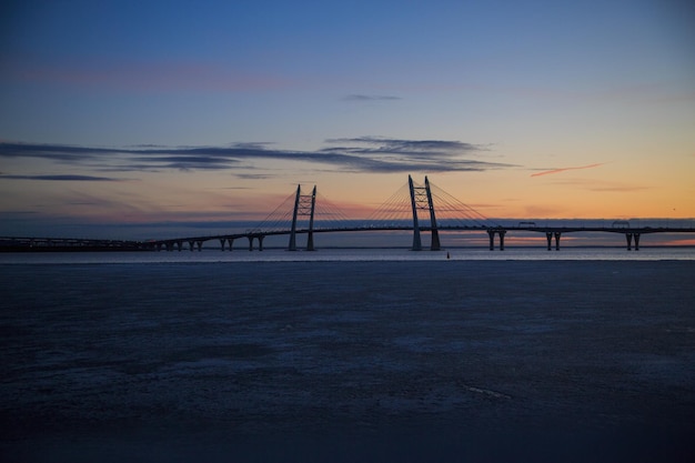 De brug bij zonsondergang