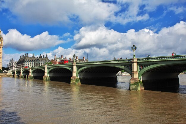 De brug in de stad van londen, engeland