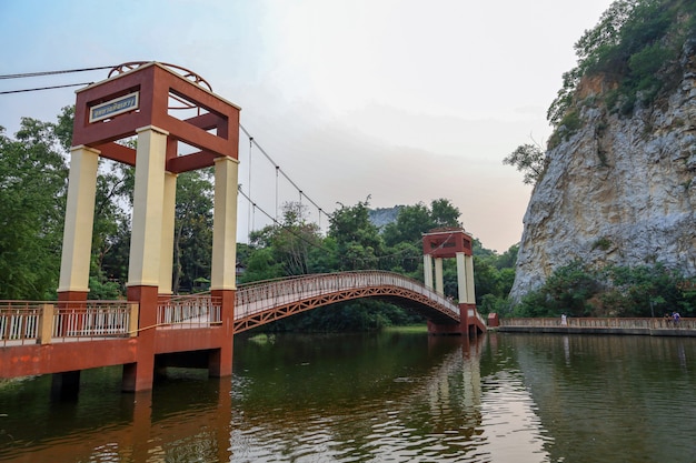 De brug is een prachtig monument in Khao Ngoo Rock Park in Thailand