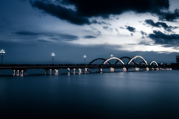 De brug met de stad