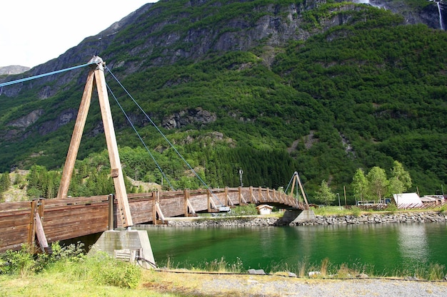 De brug over Aurlandsfjord Noorwegen