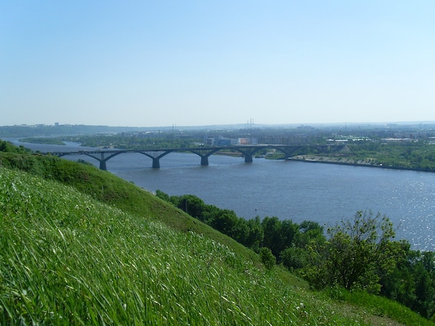 De brug over de oka-rivier. nizjni novgorod. rusland