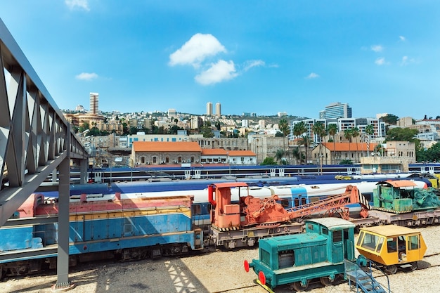 De brug over de spoorlijn in Haifa, Israël