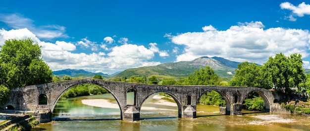 De brug van Arta over de rivier de Arachthos in Griekenland