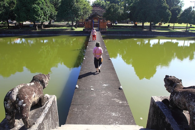 De brug van Bale Kambang over de vijver naar de tuin De plaats bevindt zich bij Mayura Water Palace