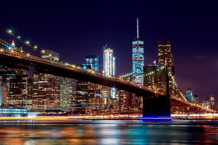 Foto de brug van brooklyn bij schemer die van het park in de stad van new york wordt bekeken.