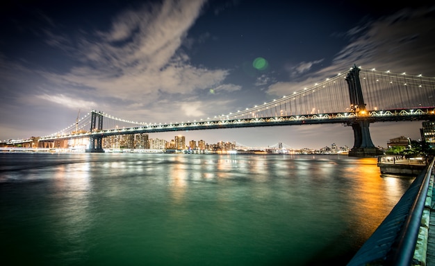 De brug van brooklyn en de horizon van manhattan bij nacht