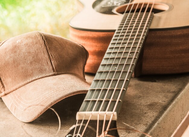 De brug van een akoestische gitaar met een stoffen kap