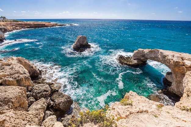 De brug van geliefden of monniksrob boog, stenen kliffen in de Middellandse Zee in Ayia NAPA, Cyprus.