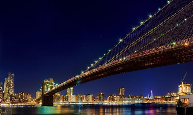 De brug van New York Brooklyn van de stad - de stad in bij nacht