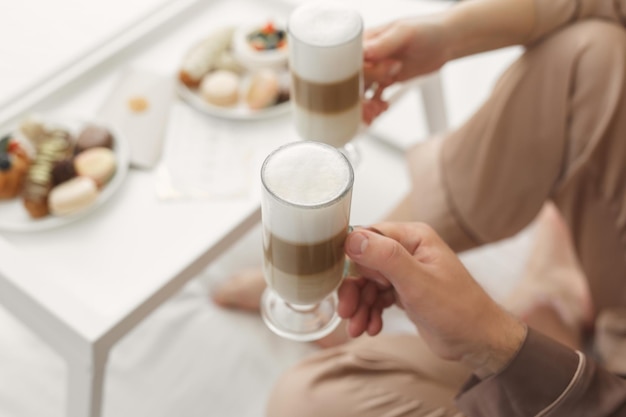 De bruid en bruidegom bijeenkomsten op de trouwdag. Romantisch ontbijt met vers gebak en koffie op bed.