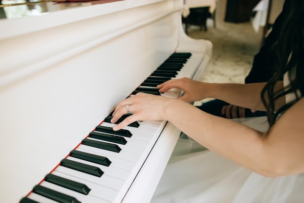 De bruid en bruidegom spelen piano trouwtradities