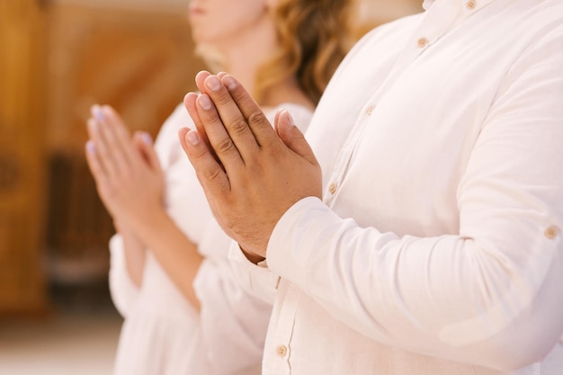 De bruid en bruidegom wisselen ringen uit in de kerk, het sacrament van de bruiloft