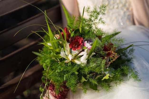 De bruid houdt een bruidsboeket in haar handen trouwdag bloemen