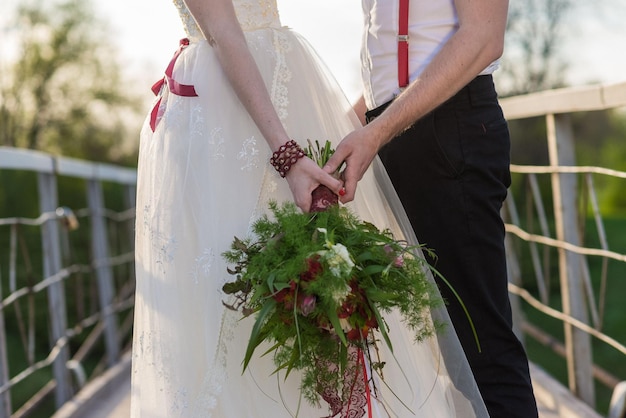 De bruid houdt een bruidsboeket in haar handen trouwdag bloemen