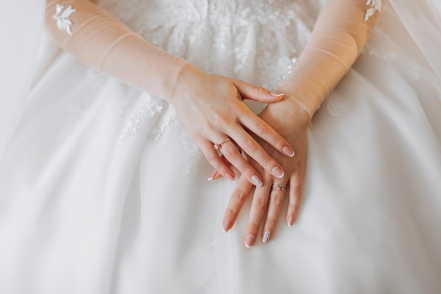 de bruid in een witte trouwjurk gelukkige mooie jonge vrouw in witte traditionele trouwjurk bruiden handen close-up