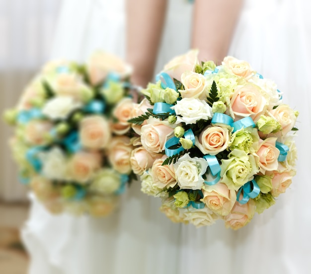 De bruid op een bruiloft met een boeket bloemen.