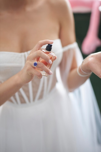 Foto de bruid trekt aan parfum parfum