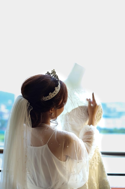 De bruid wanneer ze een mooie jurk draagt vrouw die zich klaarmaakt voor de huwelijksceremonie