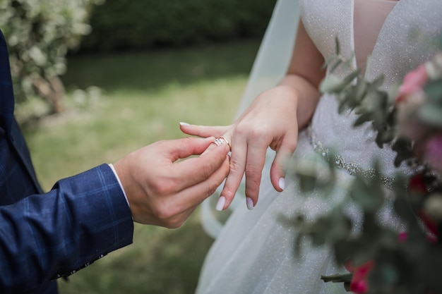 De bruidegom doet een ring aan de vinger van de bruid