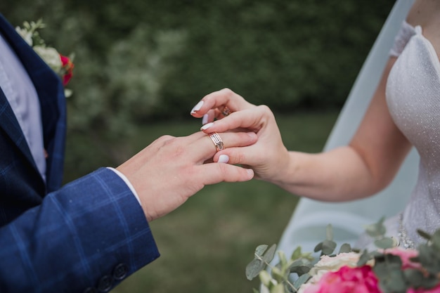 De bruidegom doet een ring aan de vinger van de bruid