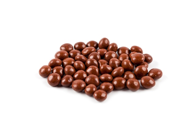 De bruine groep van het chocoladesuikergoed die op wit wordt geïsoleerd