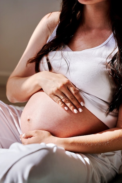 De buik van een zwangere vrouw in close-up met een echografie