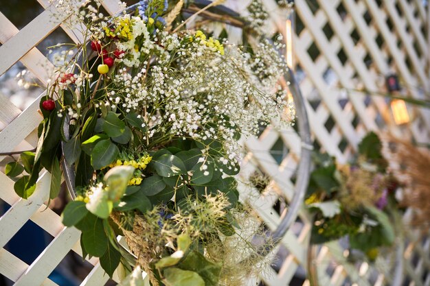 De buitenkant is versierd met verse bloemen close-up foto soft focus