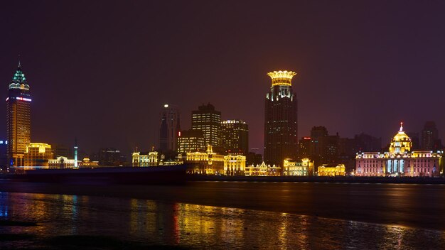 De bund het is een gebied aan het water dat langs de westelijke oever van de huangpu-rivier loopt en uitkijkt op pudong sk