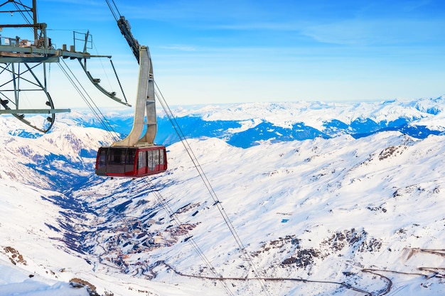 De cabine van de kabelbaan op skitoevlucht in de winteralpen. Val Thorens, 3 Valleien, Frankrijk. Prachtige bergen, winterlandschap