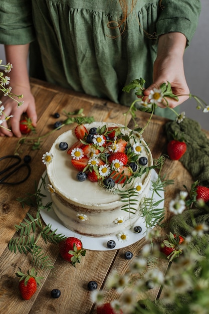 De cake is versierd met bessen en bloemen