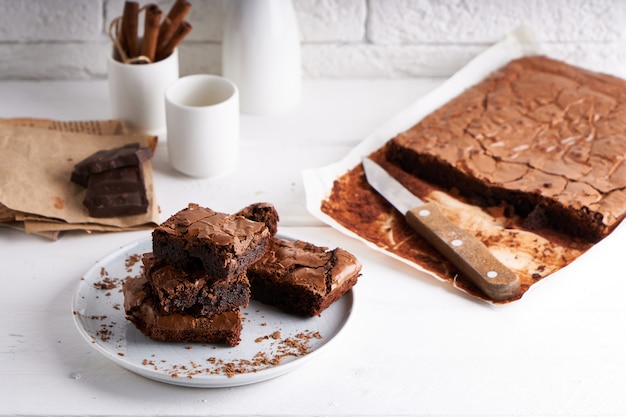 De cake van de browniechocolade op witte lijst wordt gediend die