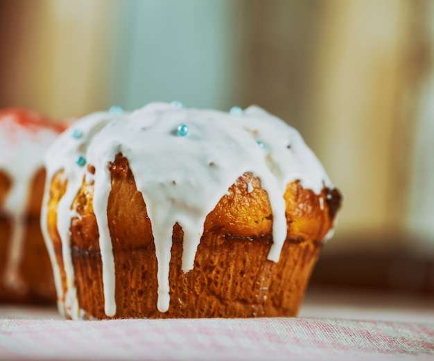 De cake van Pasen binnen met kleurrijk verfraaid in een regenboog van kleuren