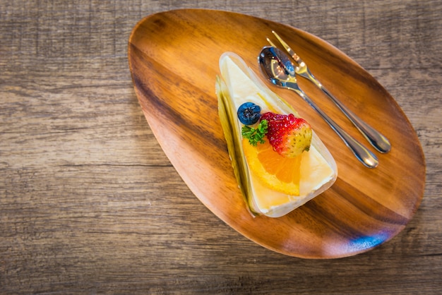 Foto de cake verse ochtend van het bakkerijfruit op de houten lijst in de bakkerijkoffie