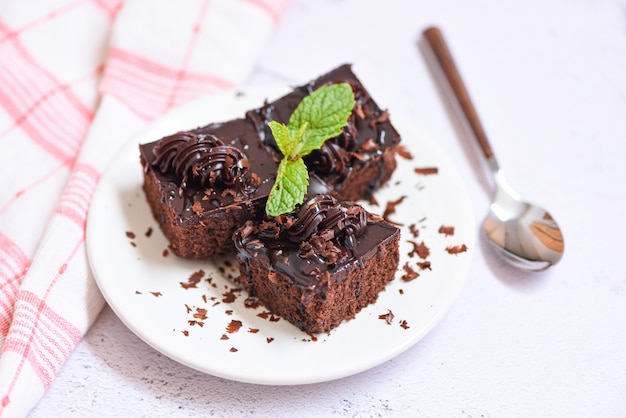 De cakegedeelten van de chocolade op witte plaat