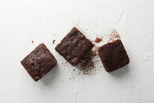 Foto de cakeplakken van de chocolade op witte achtergrond, hoogste mening