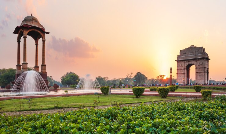 De Canopy en de India Gate bij zonsondergang in New Delhi, uitzicht vanaf het National War Memorial.