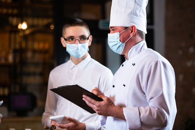 De chef geeft een briefing aan de medewerkers in het restaurant